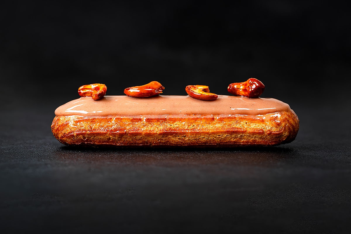 éclair aux noix de cajou sur fond noir