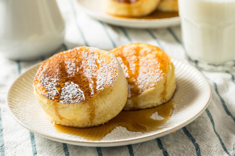 pancakes japonais sur assiette blanche