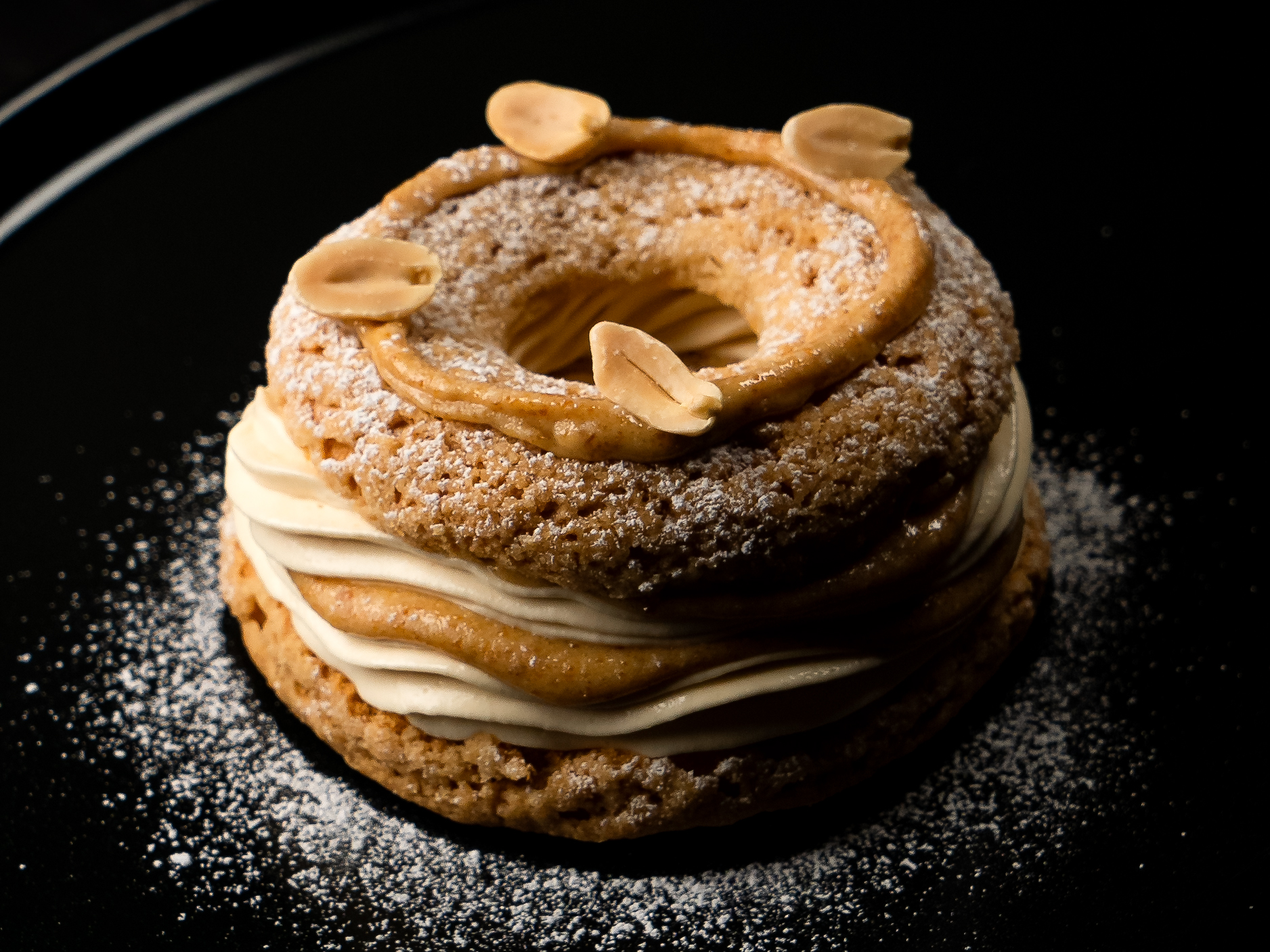 paris brest à la cacahuète sur fond noir