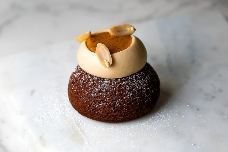 Choux chocolat cacahuètes sur fond blanc