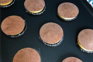 craquelin pour choux aux noix de pécan sur tapis noir