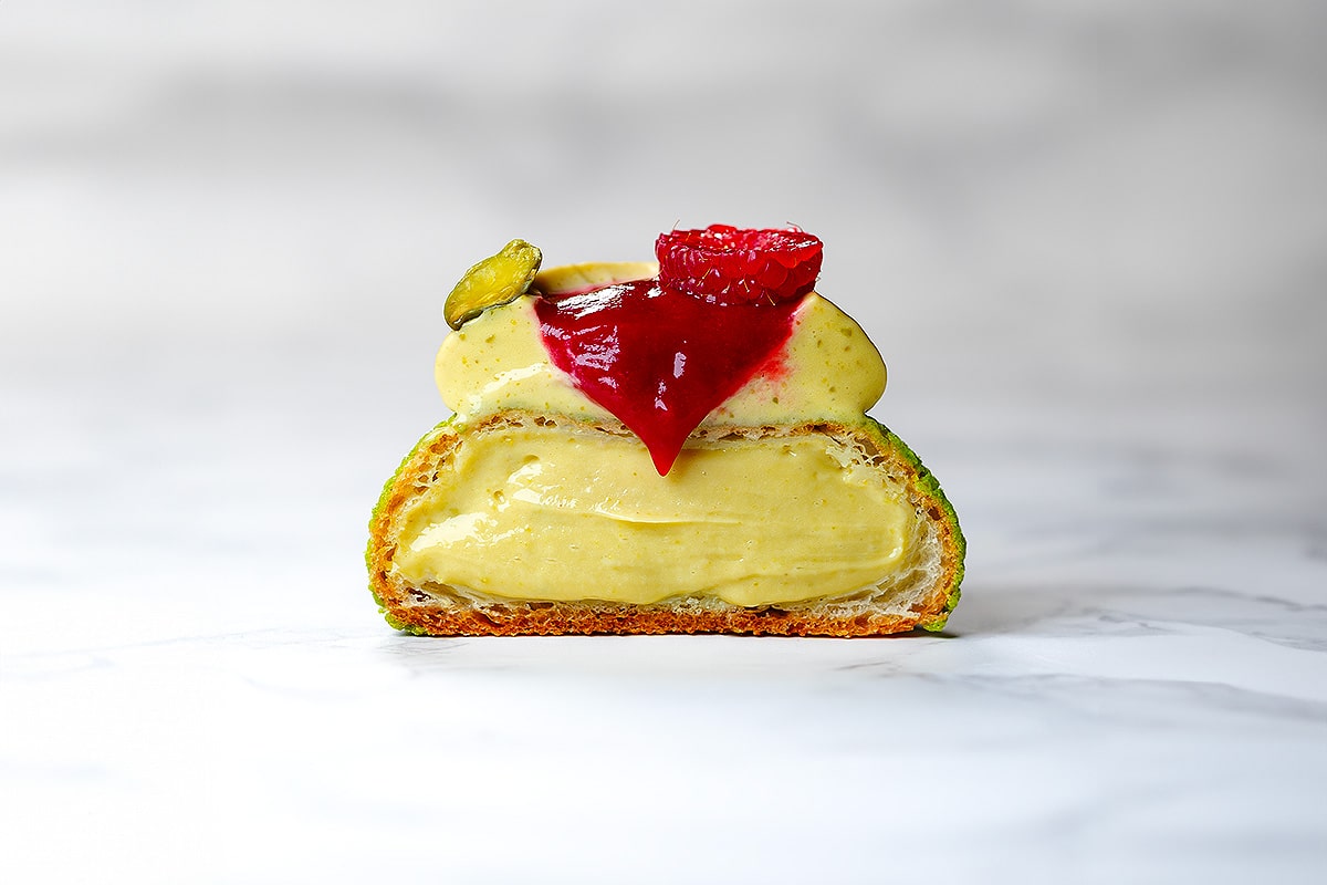 choux pistache framboise découpé sur fond blanc