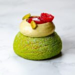 choux pistache framboise sur fond blanc