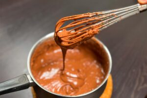 crème pâtissière au chocolat dans une casserole