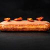 éclair aux noix de cajou sur fond noir