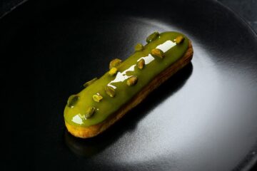 éclair à la pistache sur fond noir