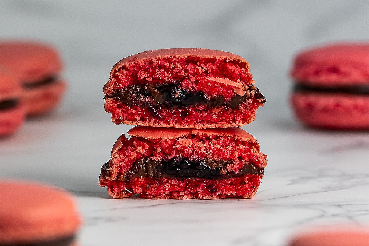 découpe sur fond blanc de macarons chocolat cerise