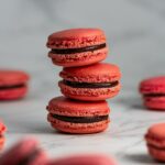 macarons rouge sur fond blanc