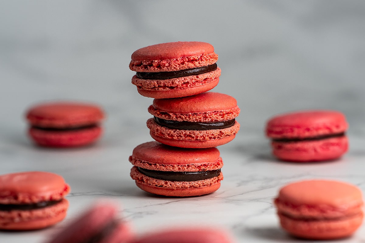 macarons rouge sur fond blanc