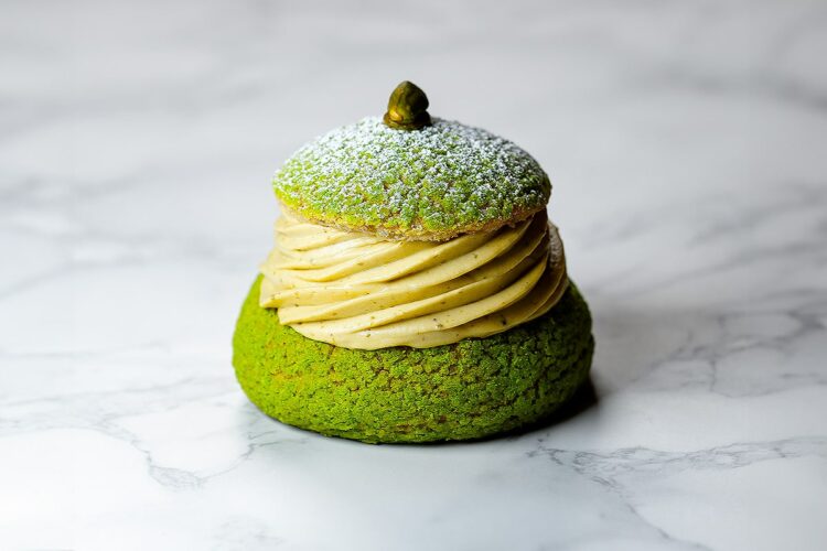 Paris Brest à la pistache sur fond blanc