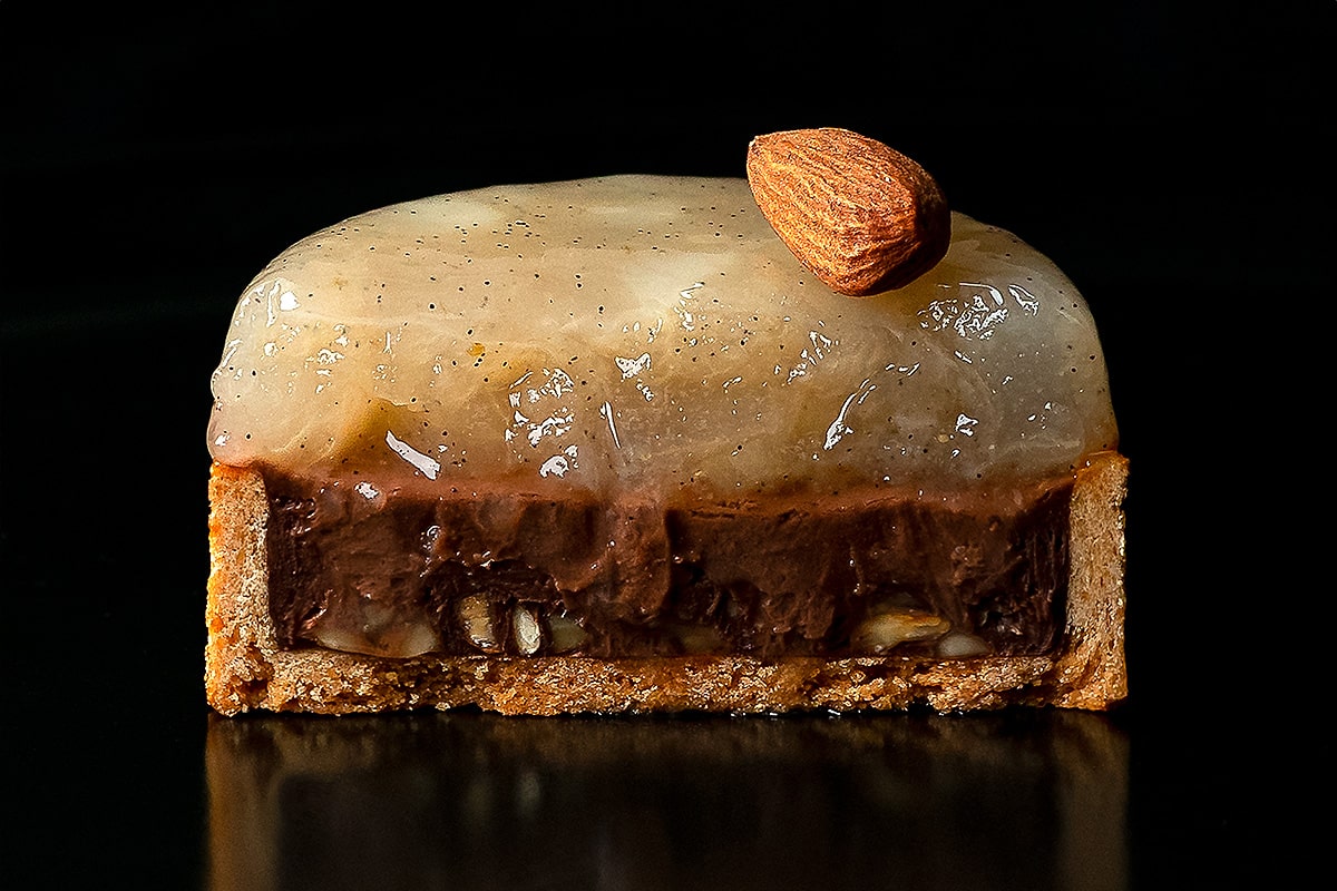 découpe de la tartelette poire vanille chocolat sur fond nor