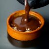 verssage de la ganache chocolat dans un fond de tartelette