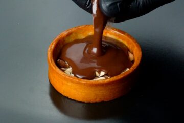 verssage de la ganache chocolat dans un fond de tartelette