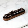 éclair au chocolat sur fond blanc