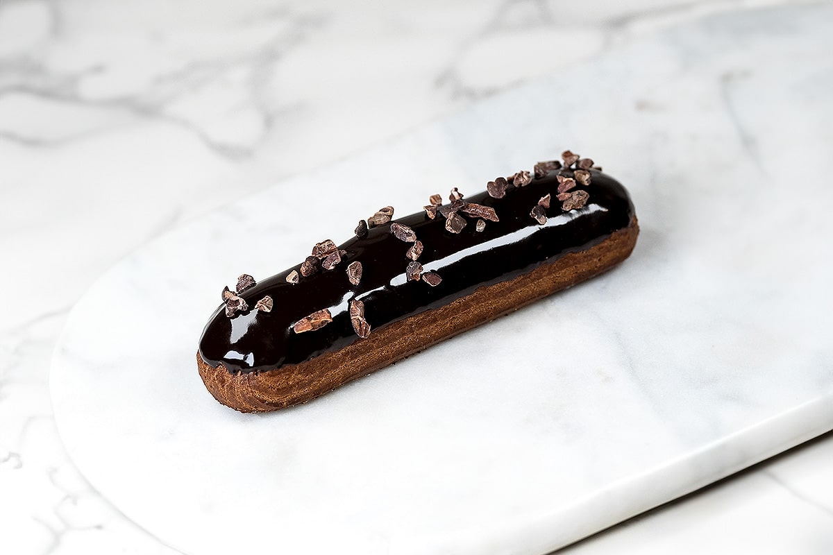 éclair au chocolat sur fond blanc