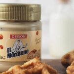 pâte à tartiner algérienne el mordjenne sur du bois avec une gaufre en avant plan