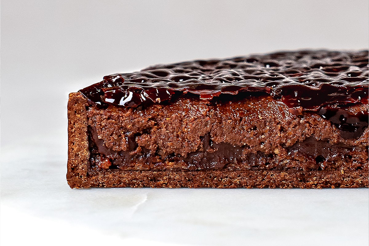 découpe de tarte au chocolat