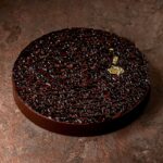 tarte au chocolat sur fond sombre