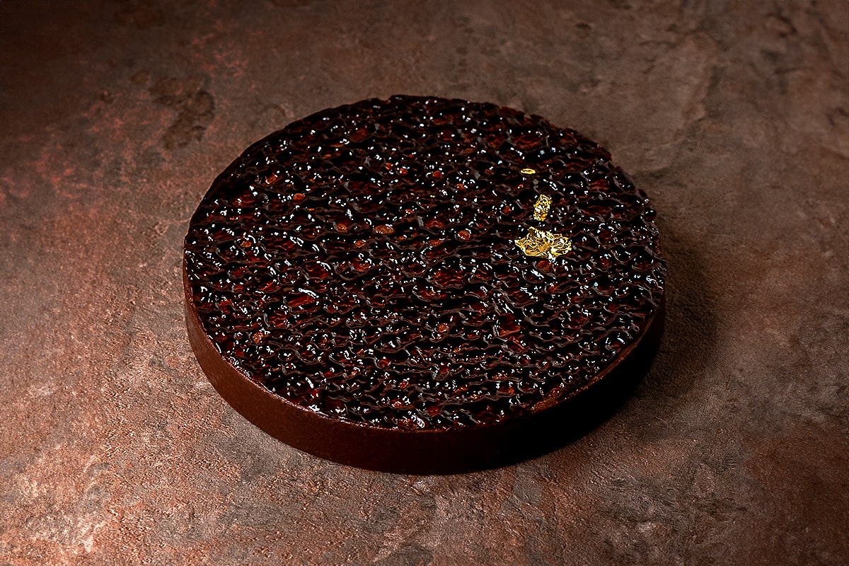 tarte au chocolat sur fond sombre