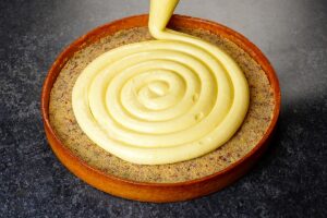 pose du crémeux citron sur la tarte