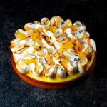 tarte au citron meringuée sur fond noir