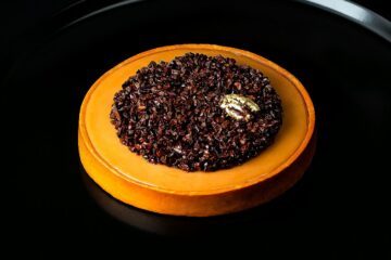 tarte dulcé grué de cacao sur fond noir