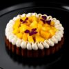 Tarte mangue vanille sur un fond noir