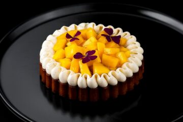 Tarte mangue vanille sur un fond noir