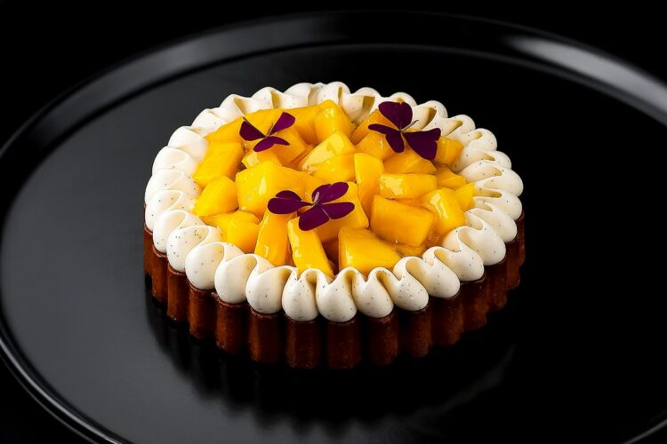 Tarte mangue vanille sur un fond noir