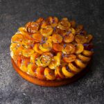 tarte aux mirabelle et thym sur fond noir