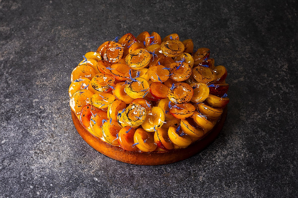 tarte aux mirabelle et thym sur fond noir