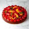 tarte aux fraises et orange sur fond blanc