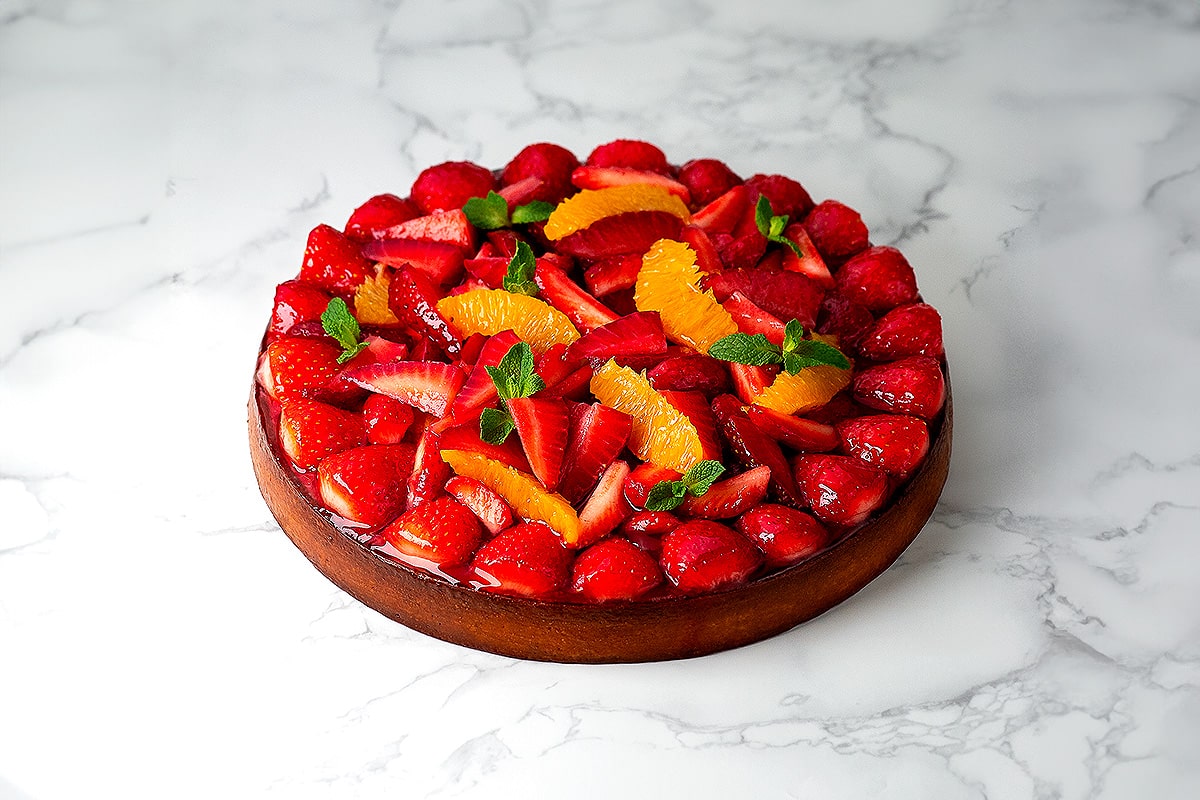 tarte aux fraises et orange sur fond blanc