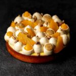 tarte à la clémentine et aux noix de cajou sur fond noir