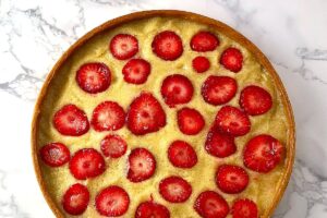 crème d'amande sur fond de tarte avec fraises