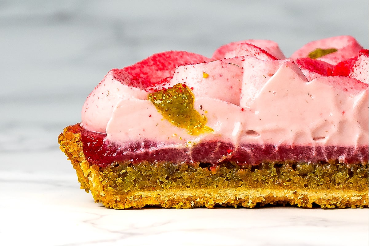 découpe de la tarte pistache framboise