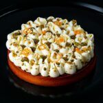 Tarte Pistache Fleur D'oranger sur fond noir