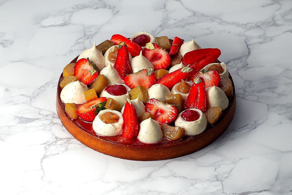 tarte fraise rhubarbe sur marbre