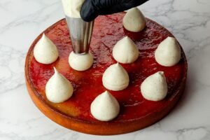 ganache montée à la vanille sur confit de fraise et rhubarbe