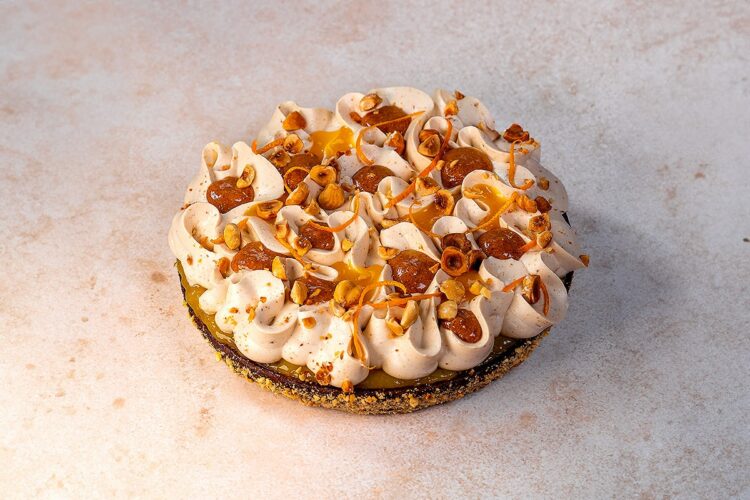 Tarte Chocolat Orange Noisette sur fond blanc