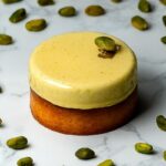 Tartelette Chocolat Pistache sur fond blanc