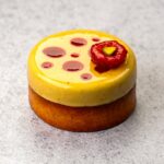 Tartelette Pistache Framboise sur fond blanc